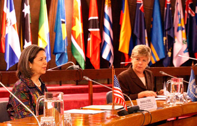 María Otero, Subsecretaria de Estado de Estados Unidos para la Seguridad Civil, la Democracia y los Derechos Humanos, junto a Alicia Bárcena, Secretaria Ejecutiva de la CEPAL.