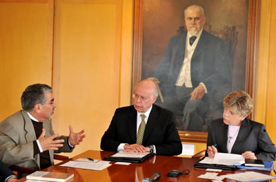 De izquierda a derecha: Roberto Escalante, Secretario General de la UDUAL, José Narro, Rector de la Universidad Nacional Autónoma de México (UNAM) y Alicia Bárcena, Secretaria Ejecutiva de la CEPAL.