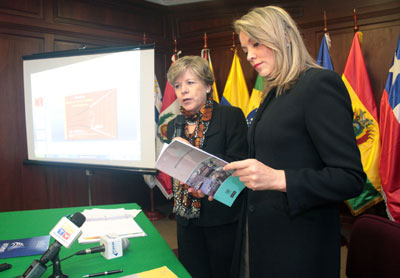 La Secretaria Ejecutiva de la CEPAL, Alicia Bárcena (izquierda), junto a la Secretaria General de UNASUR, María Emma Mejía, presentaron la publicación conjunta &quot;Infraestructura para la integración regional&quot;.