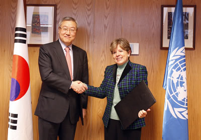 Alicia Bárcena, Secretaria Ejecutiva de la CEPAL, y Kim Sung-Hwan, Ministro de Relaciones Exteriores y Comercio de Corea, firmaron un acuerdo de cooperación en la sede del organismo en Santiago, Chile.