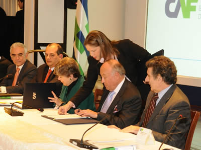 La Secretaria Ejecutiva de la CEPAL, Alicia Bárcena, firma el convenio que establece el Observatorio América Latina-Asia Pacífico en una ceremonia realizada en Montevideo.