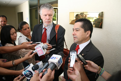 Antonio Prado, Secretario Ejecutivo Adjunto de la CEPAL, junto al Ministro de Economía de El Salvador, Armando Flores, quien ofrece declaraciones a los medios de comunicación.