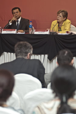 La Secretaria Ejecutiva de la CEPAL, Alicia Bárcena, y el Ministro de Relaciones Exteriores de El Salvador, Hugo Martínez, durante la conferencia de prensa que ofrecieron en San Salvador para dar a conocer la agenda del trigésimo cuarto período de sesiones del organismo.
