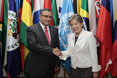 El Presidente de El Salvador, Mauricio Funes, y la Secretaria Ejecutiva de la CEPAL, Alicia Bárcena, se saludan tras la inauguración del trigésimo cuarto período de sesiones en El Salvador.