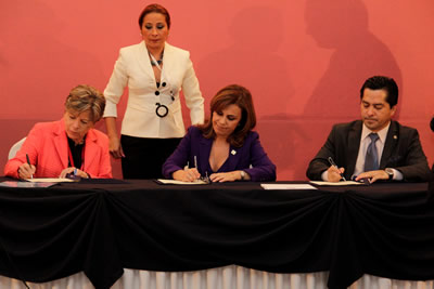 La Secretaria Ejecutiva de la CEPAL, Alicia Bárcena, y la Presidenta del Instituto Salvadoreño para el Desarrollo de la Mujer (ISDEMU), Vanda Pignato, firman el convenio de cooperación interinstitucional. A la derecha Armando Flores, Ministro de Economía de El Salvador.