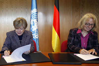 La Secretaria Ejecutiva de la CEPAL, Alicia Bárcena, y la Directora del Departamento para América del Sur de GIZ, Sabine Müller, firman el acuerdo.