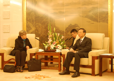 En su visita a China, la Secretaria Ejecutiva de la CEPAL sostuvo un encuentro con el Ministro de Relaciones Exteriores de ese país, Yang Jiechi.