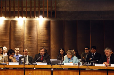 De izquierda a derecha, Cristina Vargiolu, Oficial de Política para América Latina de la Dirección General de la Comisión Europea para Redes de Comunicación, Contenido y Tecnologías (DG CONNECT), Pedro Pablo Errázuriz, Ministro de Transporte y Telecomunicaciones de Chile, Alicia Bárcena, Secretaria Ejecutiva de la CEPAL y Antonio Prado, Secretario Ejecutivo Adjunto de la CEPAL.