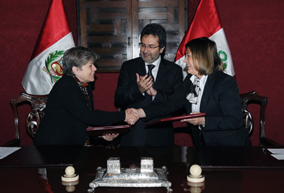 La Secretaria Ejecutiva de la CEPAL, Alicia Bárcena (izquierda), y la Ministra de Relaciones Exteriores de Perú, Eda Rivas, durante la firma del acuerdo sede.