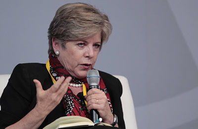 Alicia Bárcena, Secretaria Ejecutiva de la CEPAL, señaló en México que la agenda post-2015 debe basarse en el principio de responsabilidades comunes, pero diferenciadas. Alicia Bárcena, Secretaria Ejecutiva de la CEPAL, señaló en México que la agenda post-2015 debe basarse en el principio de responsabilidades comunes, pero diferenciadas.