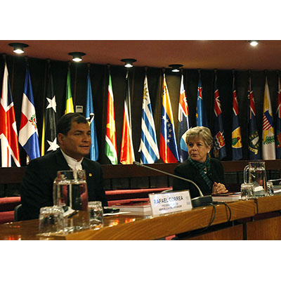 El Presidente de Ecuador, Rafael Correa, y la Secretaria Ejecutiva de la CEPAL, Alicia Bárcena, durante una conferencia magistral del mandatario ecuatoriano en la sede de la Comisión Económica para América Latina y el Caribe (CEPAL) en Santiago, Chile.