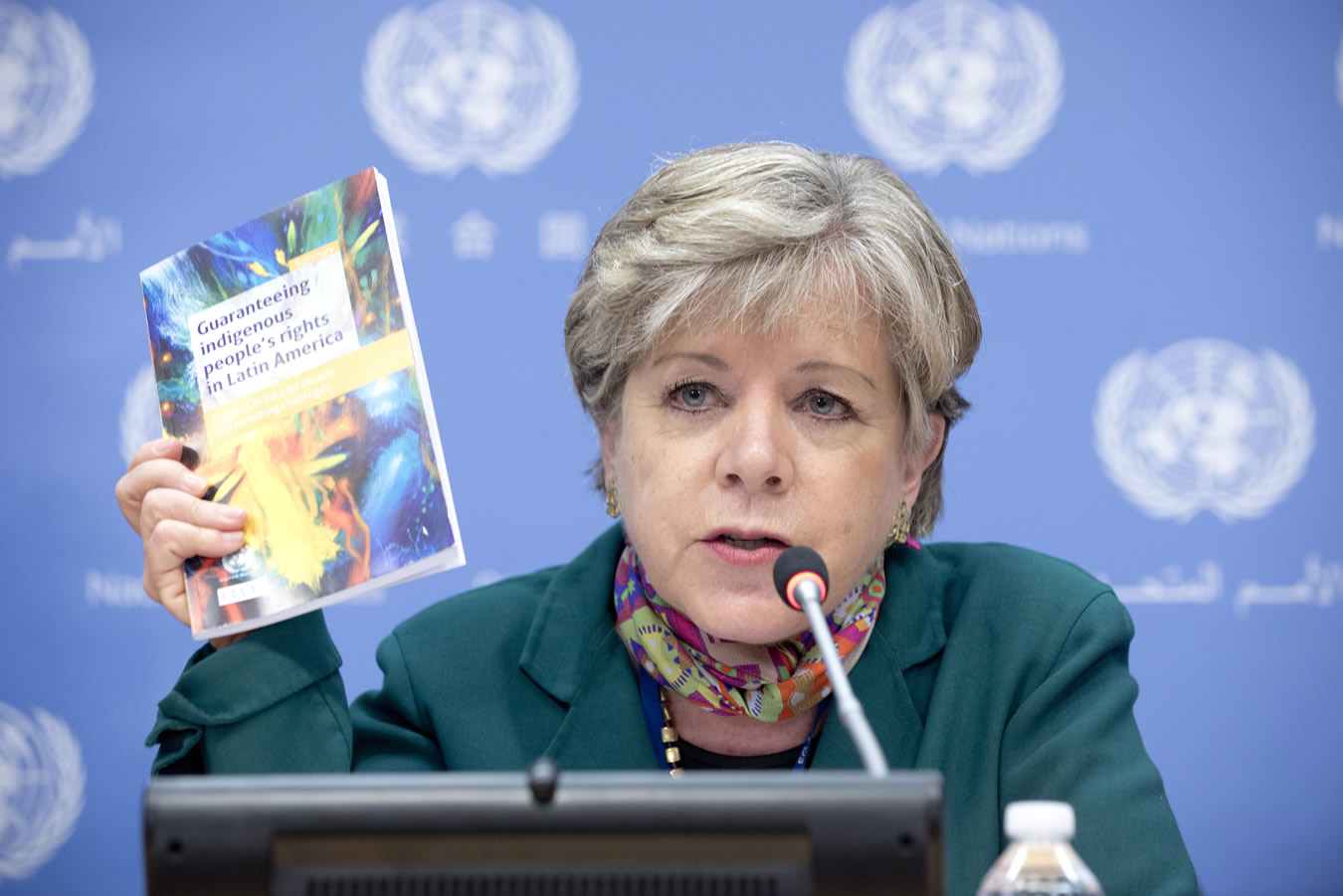 foto de Alicia Bárcena, Secretaria Ejecutiva de la CEPAL, en la presentación del informe sobre los pueblos indígenas.