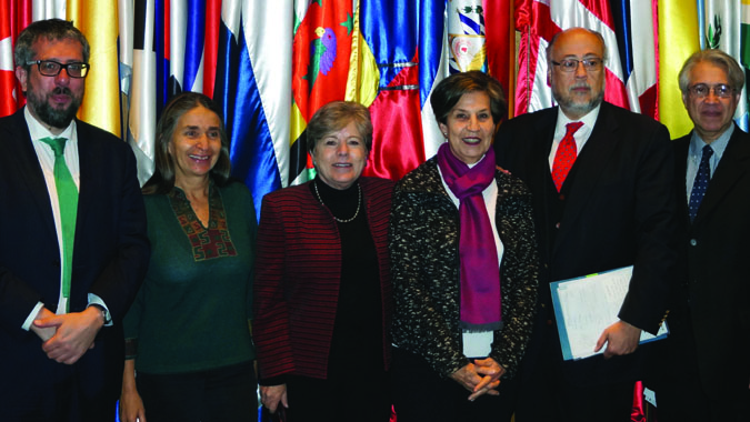 Los participantes en el seminario encabezados por la Secretaria Ejecutiva de la CEPAL, Alicia Bárcena.