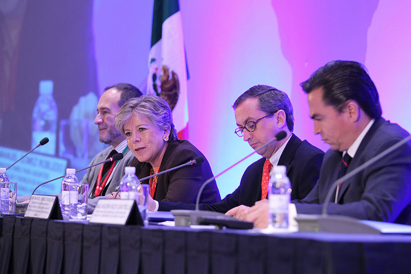 La Secretaria Ejecutiva de la CEPAL, Alicia Bárcena (al centro), expone en la ceremonia de clausura de la reunión de los países signatarios de la Declaración sobre la aplicación del Principio 10 en Guadalajara. A su derecha, Guillermo Acuña, de la Secretaría de la Comisión de la CEPAL, y a su izquierda, el Subsecretario para Asuntos Multilaterales y Derechos Humanos de la Secretaría de Relaciones Exteriores de México, Juan Manuel Gómez Robledo, y el Secretario de Desarrollo e Integración Soci...