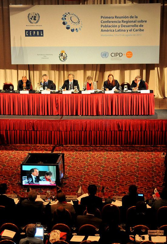 De izquierda a derecha, Leslie Ramsammy, Ministro de Agricultura de Guyana; Antonio de Aguiar Patriota, Ministro de Relaciones Exteriores del Brasil; Luis Almagro, Ministro de Relaciones Exteriores del Uruguay; Alicia Bárcena, Secretaria Ejecutiva de la Comisión Económica para América Latina y el Caribe (CEPAL), y Marcela Suazo, Directora de la Oficina Regional para América Latina y el Caribe del Fondo de Población de las Naciones Unidas (UNFPA), participan en la Mesa de alto nivel: La integración de la agenda regional de población y desarrollo después de 2014 en la agenda para el desarrollo p