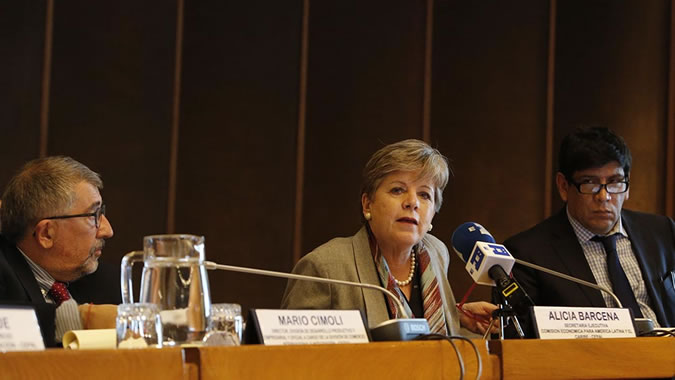 Alicia Bárcena, Secretaria Ejecutiva de la CEPAL, durante la presentación del informe.