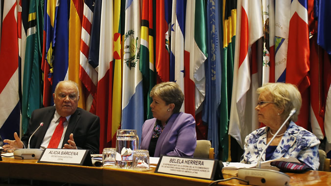 La Secretaria Ejecutiva de la CEPAL, Alicia Bárcena junto a Enrique V. Iglesias y Belela Herrera.