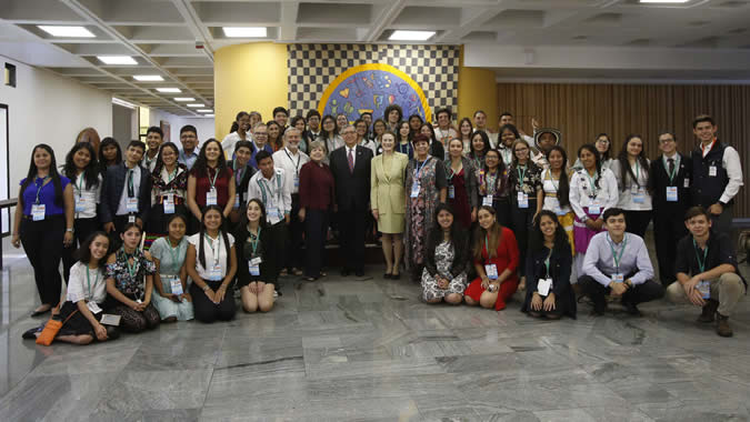 Las autoridades reunidas con los jóvenes de Concausa 2018.