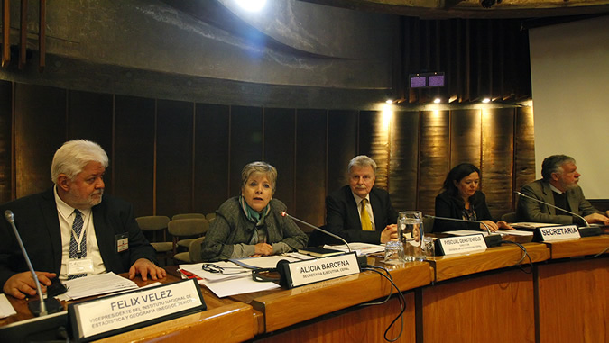 De izquierda a derecha, el Vicepresidente del Instituto Nacional de Estadística y Geografía (INEGI) de México, Félix Vélez, Presidente del Comité Ejecutivo de la Conferencia Estadística de las Américas (CEA); la Secretaria Ejecutiva de la CEPAL, Alicia Bárcena; el Director de la División de Estadísticas de la CEPAL, Pascual Gerstenfeld; la Oficial de Asuntos Sociales de la Secretaría de la Comisión, Jimena Arias, y el Secretario Ejecutivo Adjunto de la CEPAL, Antonio Prado.