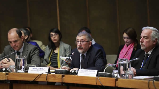 From left to right, Cristián Monckeberg, Chile’s Minister of Housing and Urban Development, Mario Cimoli, ECLAC's Deputy Executive Secretary and Ricardo Jordán, Chief of the Human Settlements and Territory Unit.