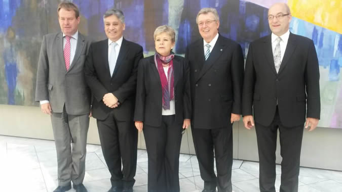 Alicia Bárcena junto a empresarios y embajadores en Berlín.