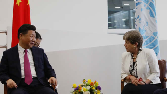 Alicia Bárcena, Secretaria Ejecutiva de la CEPAL, junto al Presidente de China, Xi Jinping.