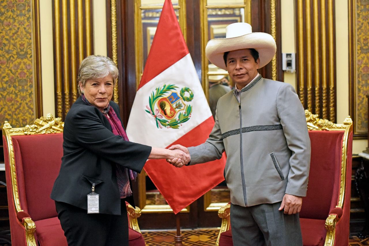 From right to left, Pedro Castillo, President of Peru and Alicia Bárcena, ECLAC's Executive Secretary.