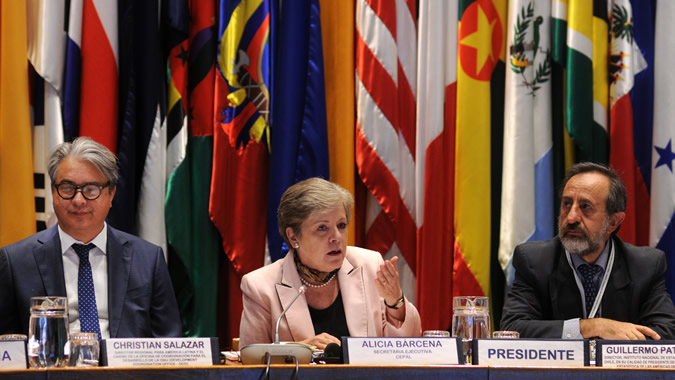 De izquierda a derecha, Christian Salazar, Director Regional para América Latina y el Caribe de la Oficina de Coordinación para el Desarrollo de las Naciones Unidas; Alicia Bárcena, Secretaria Ejecutiva de la CEPAL, y Guillermo Pattillo, Director del Instituto Nacional de Estadísticas de Chile.