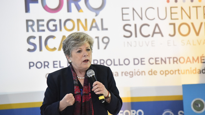 Alicia Bárcena, Secretaria Ejecutiva de la CEPAL, durante su presentación.