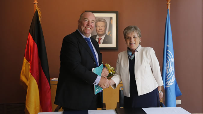 El Embajador de la República Federal de Alemania en Chile, Rolf Schulze, y la Secretaria Ejecutiva de la CEPAL, Alicia Bárcena, durante una reunión en la sede de la delegación diplomática en Santiago. El Embajador de la República Federal de Alemania en Chile, Rolf Schulze, y la Secretaria Ejecutiva de la CEPAL, Alicia Bárcena, durante una reunión en la sede de la delegación diplomática en Santiago.