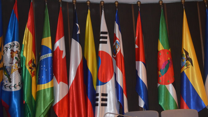 Foto de la bandera de Corea entre las banderas de otros países de América Latina y el Caribe