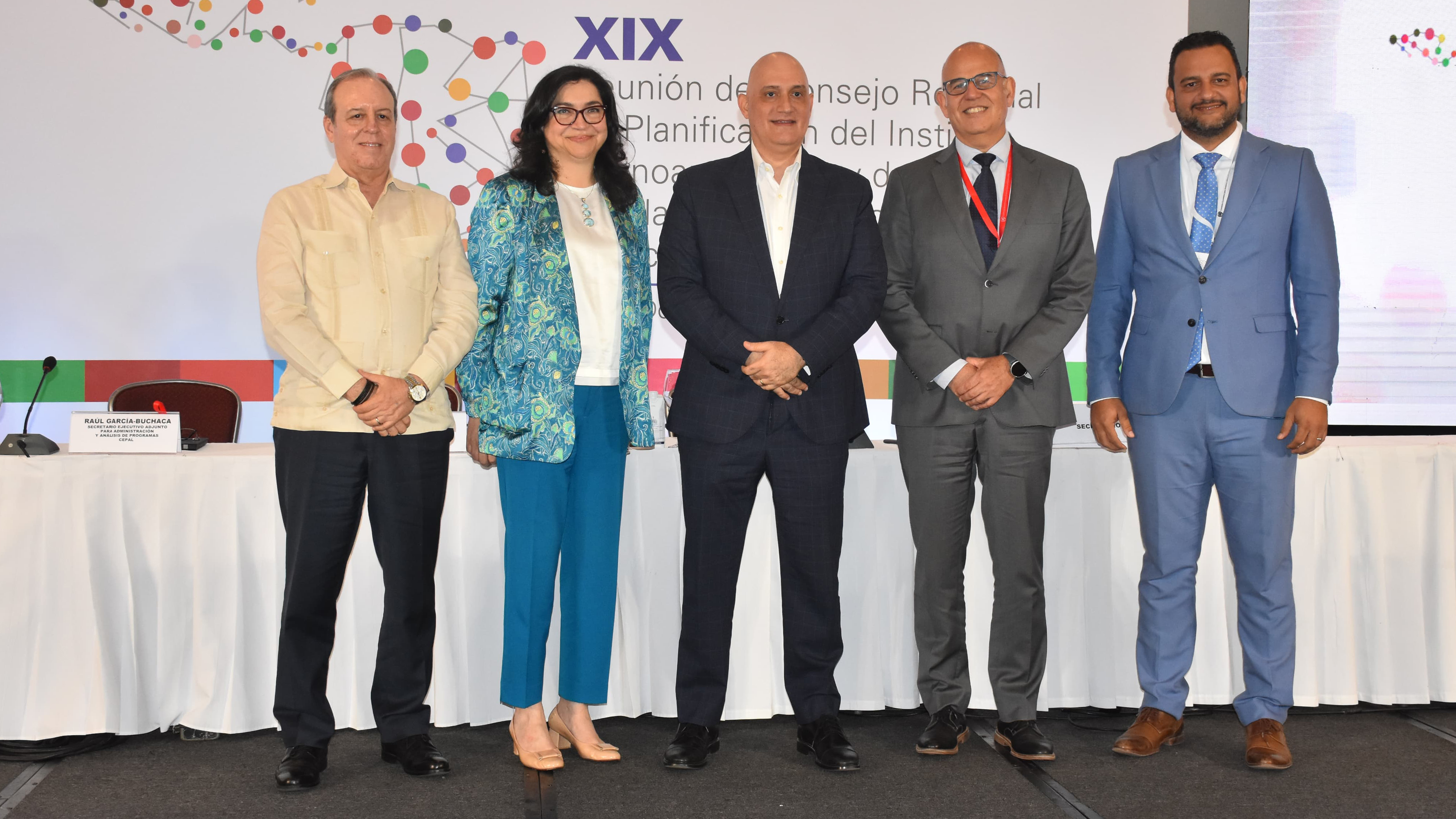 Fotografía de las autoridades en la clausura de la reunión.