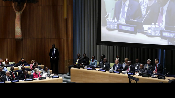 La Secretaria Ejecutiva de la CEPAL, Alicia Bárcena (a la izquierda, en primera fila), durante la inauguración del debate, en la que intervino el Secretario General de la ONU, Ban Ki-moon (a la derecha, en el centro de la primera fila).
