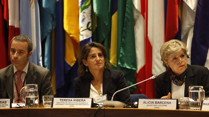 Foto de Fernando Farías, Jefe de la Oficina de Cambio Climático del Ministerio del Medio Ambiente de Chile, Teresa Ribera, Directora del Instituto para el Desarrollo Sostenible y las Relaciones Internacionales y Alicia Bárcena, Secretaria Ejecutiva de la CEPAL.