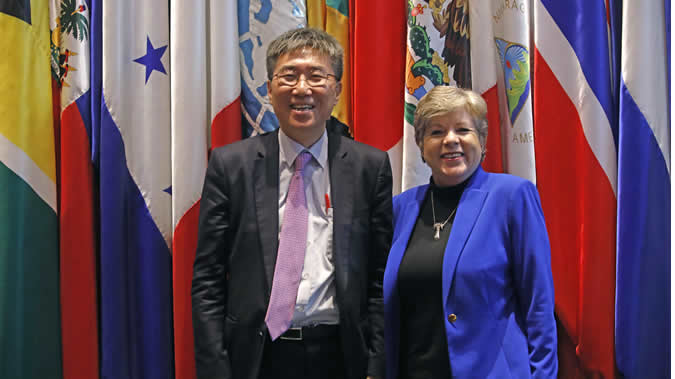 Ha-Joon Chang, economista y Profesor de la Universidad de Cambridge, y Alicia Bárcena, Secretaria Ejecutiva de la CEPAL.