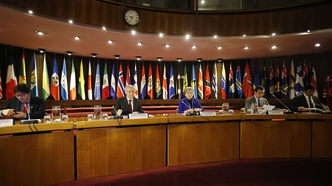 De izquierda a derecha: Marcos Barraza, Ministro de Desarrollo Social de Chile; Heraldo Muñoz, Ministro de Relaciones Exteriores de Chile; Alicia Bárcena, Secretaria Ejecutiva de la CEPAL; Luis Felipe Céspedes, Ministro de Economía, Fomento y Turismo de Chile; y Pablo Badenier, Ministro de Medio Ambiente del país.