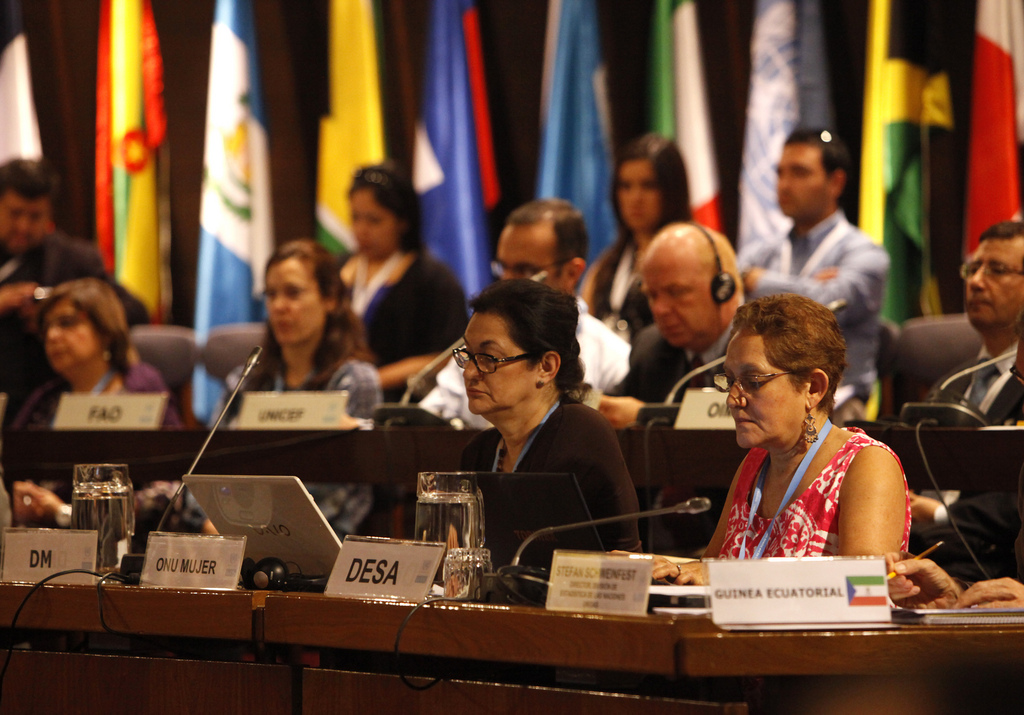 Delegados de los países miembros de la CEPAL participan en la Conferencia Estadística de las Américas.