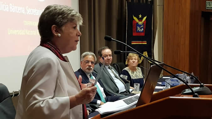 Alicia Bárcena, Secretaria Ejecutiva de la CEPAL, durante su presentación.