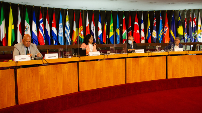 De derecha a izquierda: Mario Cimoli, Secretario Ejecutivo Adjunto de la CEPAL; Raúl García-Buchaca, Secretario Ejecutivo Adjunto para Administración y Análisis de Programas; Cielo Morales, Directora del ILPES y Luis Yáñez, Secretario de la Comisión. Panel de inauguración de la reunión.