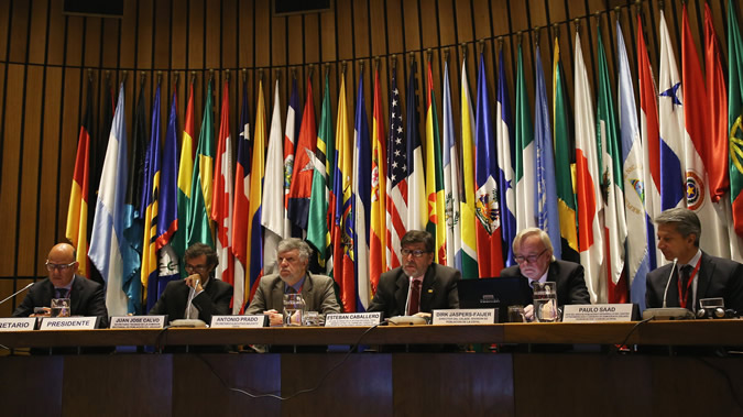 Foto de De izquierda a derecha, Luis F. Yáñez, Oficial a Cargo de la Secretaría de la Comisión; Juan José Calvo, Presidente de la Mesa Directiva; Antonio Prado, Secretario Ejecutivo Adjunto de la CEPAL; Esteban Caballero, Oficial a Cargo de UNFPA-LACRO; Dirk Jaspers, Director del CELADE-División de Población de la CEPAL; y Paulo Saad, Jefe del Área de Población y Desarrollo del CELADE.