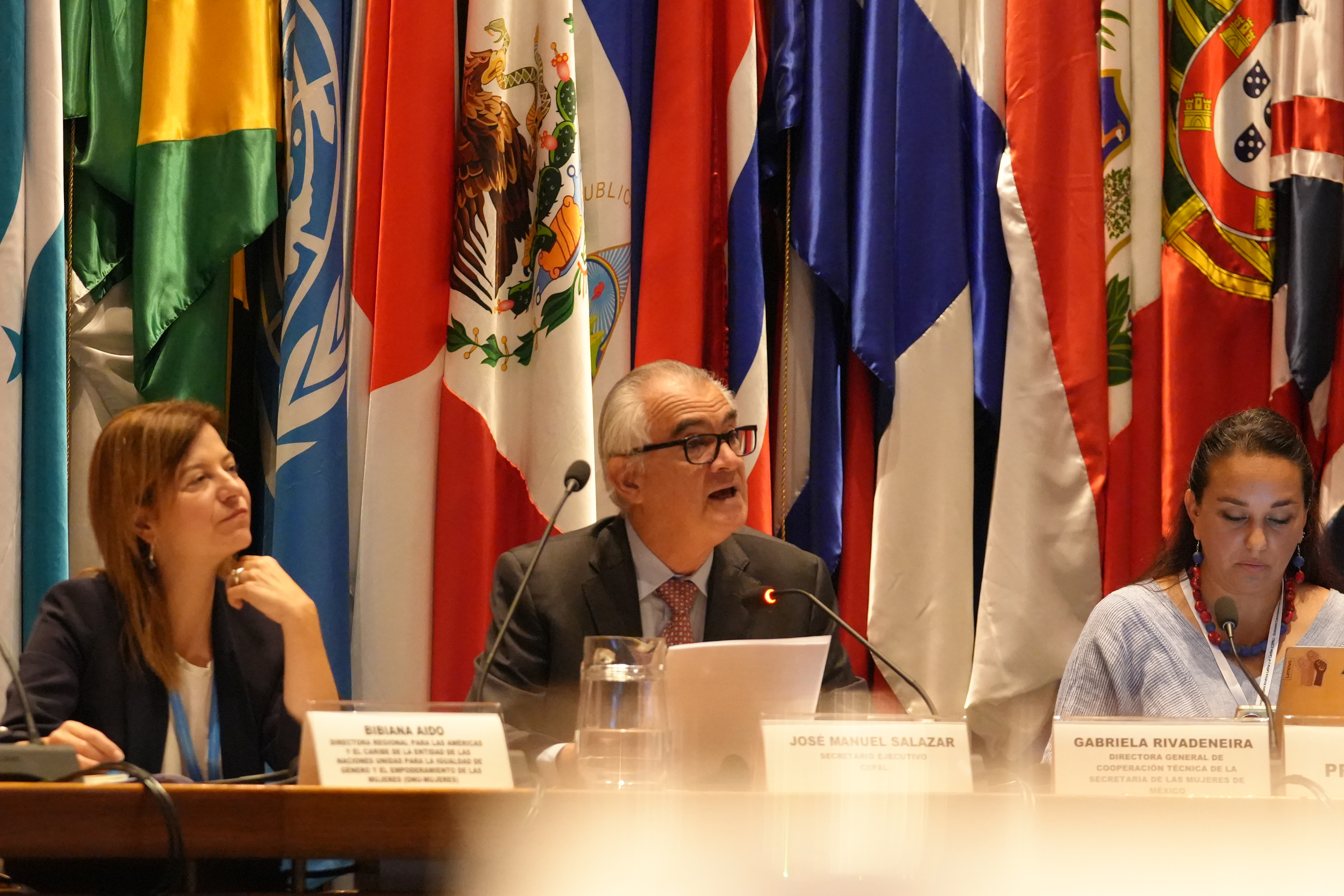 photo of participants in the meeting's opening session