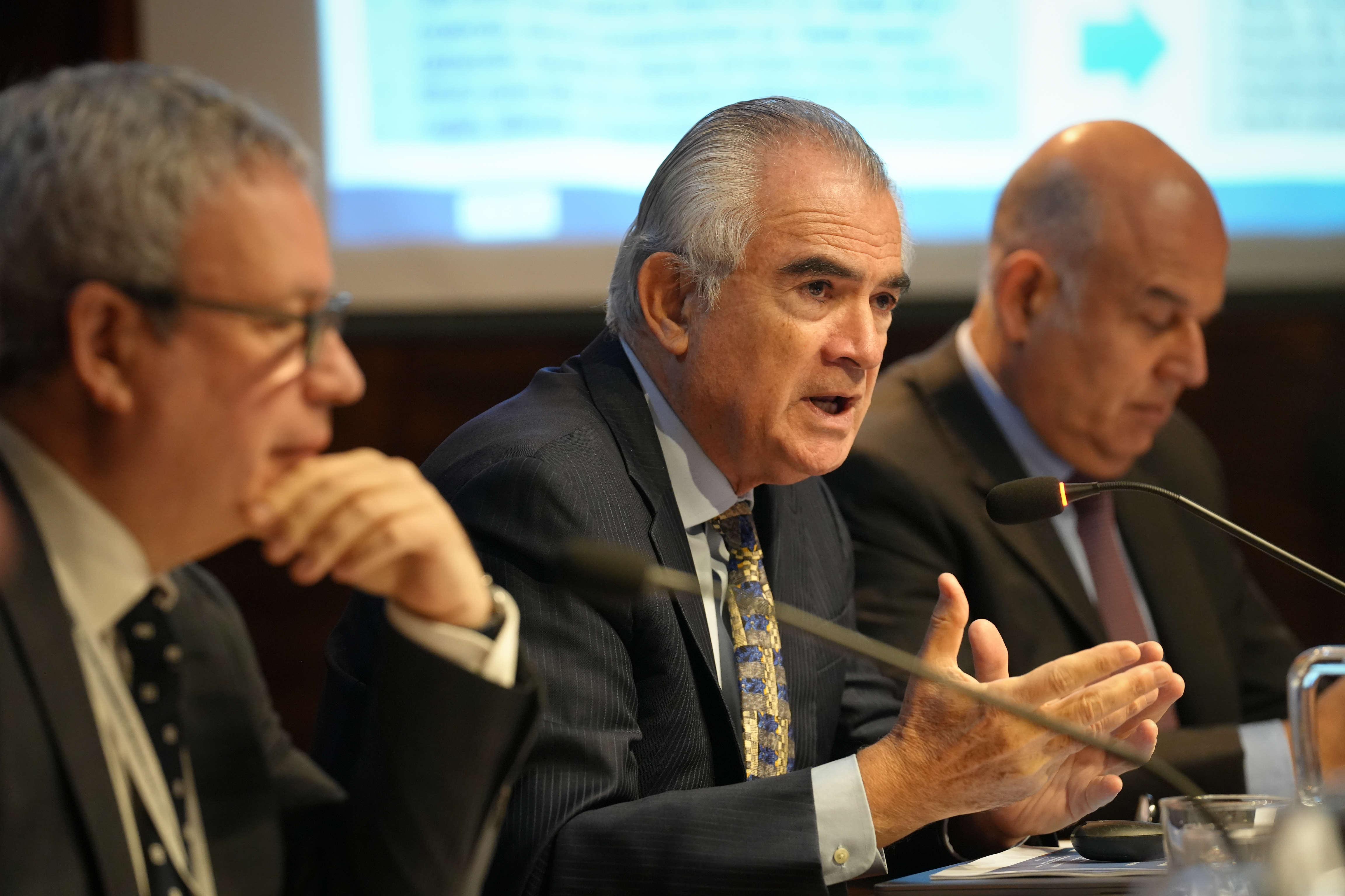 José Manuel Salazar-Xirinachs, ECLAC’s Executive Secretary (center), accompanied by Enrique O’Farrill Julien, Executive Director of AGCID (to his right), and Luis Fidel Yáñez, ECLAC’s Secretary of the Commission (to his left).