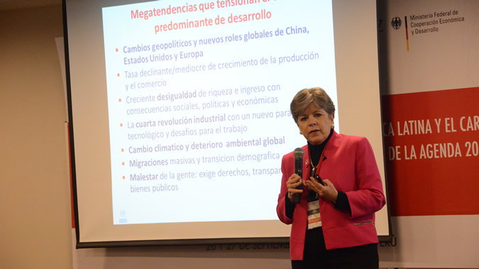 Alicia Bárcena, Secretaria Ejecutiva de la CEPAL, durante la IV Conferencia Regional Perspectivas de la Cooperación Triangular en América Latina y el Caribe realizada en Lima, Perú.