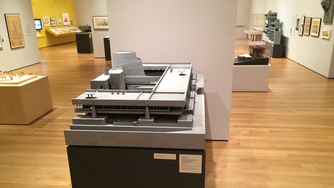 Maqueta del edificio de la CEPAL en el MoMA.