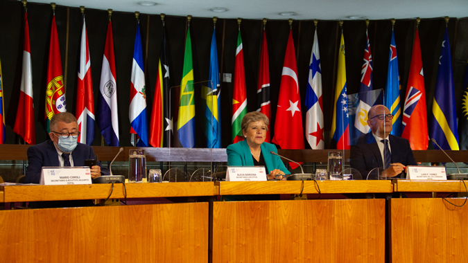 De izquierda a derecha: Mario Cimoli, Secretario Ejecutivo Adjunto de la CEPAL, Alicia Bárcena, Secretaria Ejecutiva de la CEPAL, y Luis F. Yáñez, Secretario de la Comisión de la CEPAL.