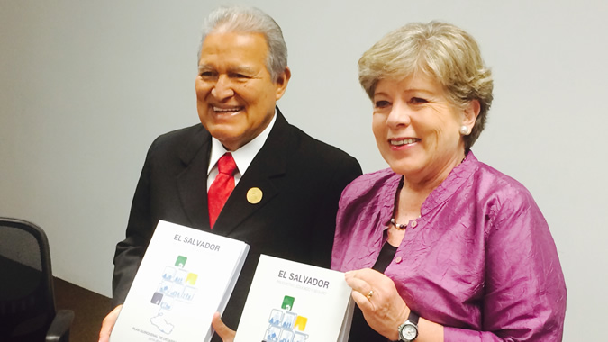 Salvador Sánchez Cerén, President of El Salvador, and Alicia Bárcena, ECLAC’s Executive Secretary.