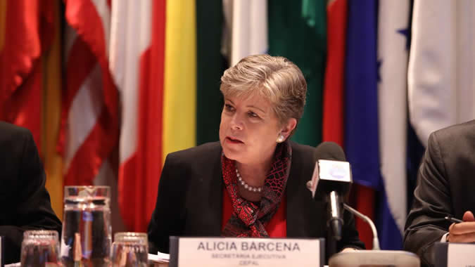 Alicia Bárcena, Secretaria Ejecutiva de la CEPAL, durante la presentación del informe