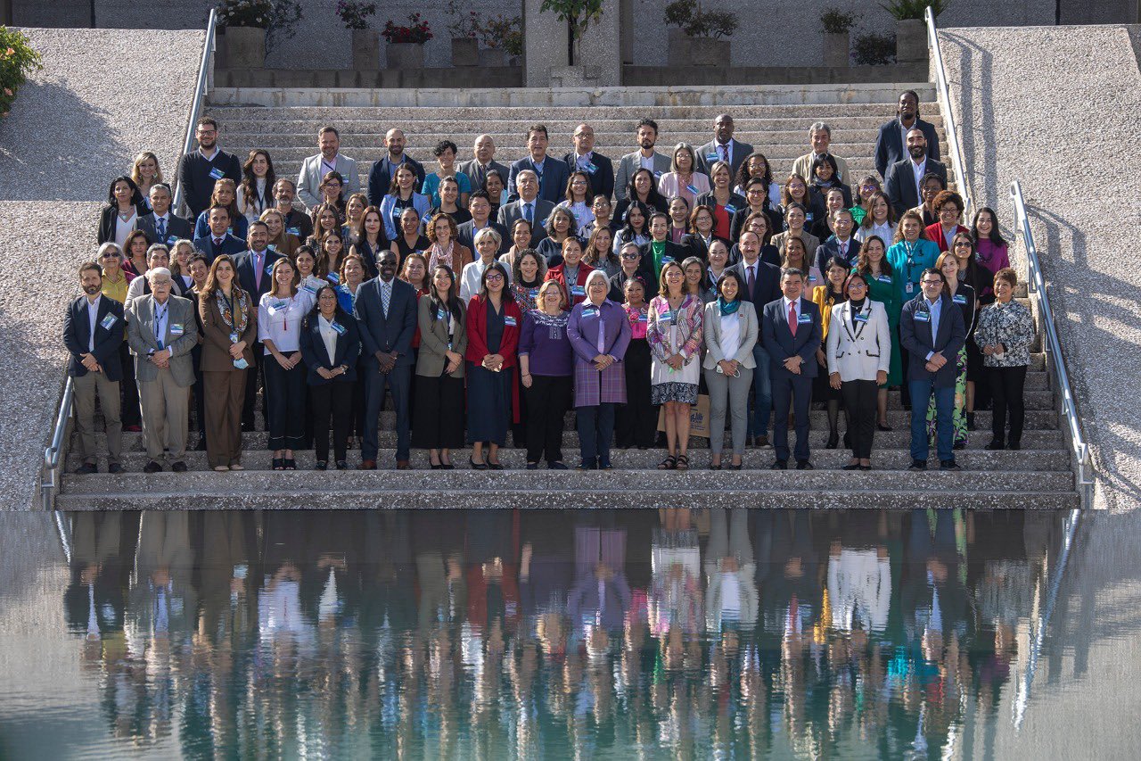 Foto grupal de participantes en el evento