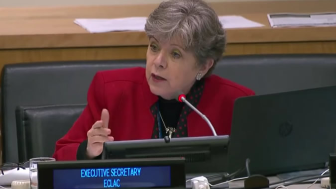 Alicia Bárcena, Secretaria Ejecutiva de la CEPAL, durante el diálogo de los Secretarios Ejecutivos de las Comisiones Regionales de la ONU, realizado el lunes 23 de octubre en Nueva York. Alicia Bárcena, Secretaria Ejecutiva de la CEPAL, durante el diálogo de los Secretarios Ejecutivos de las Comisiones Regionales de la ONU, realizado el lunes 23 de octubre en Nueva York.