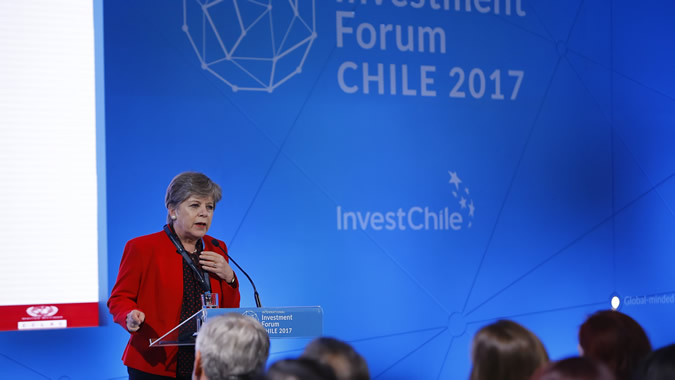 Alicia Bárcena, Secretaria Ejecutiva de la CEPAL, durante su presentación en el Foro Internacional de Inversiones de Chile.